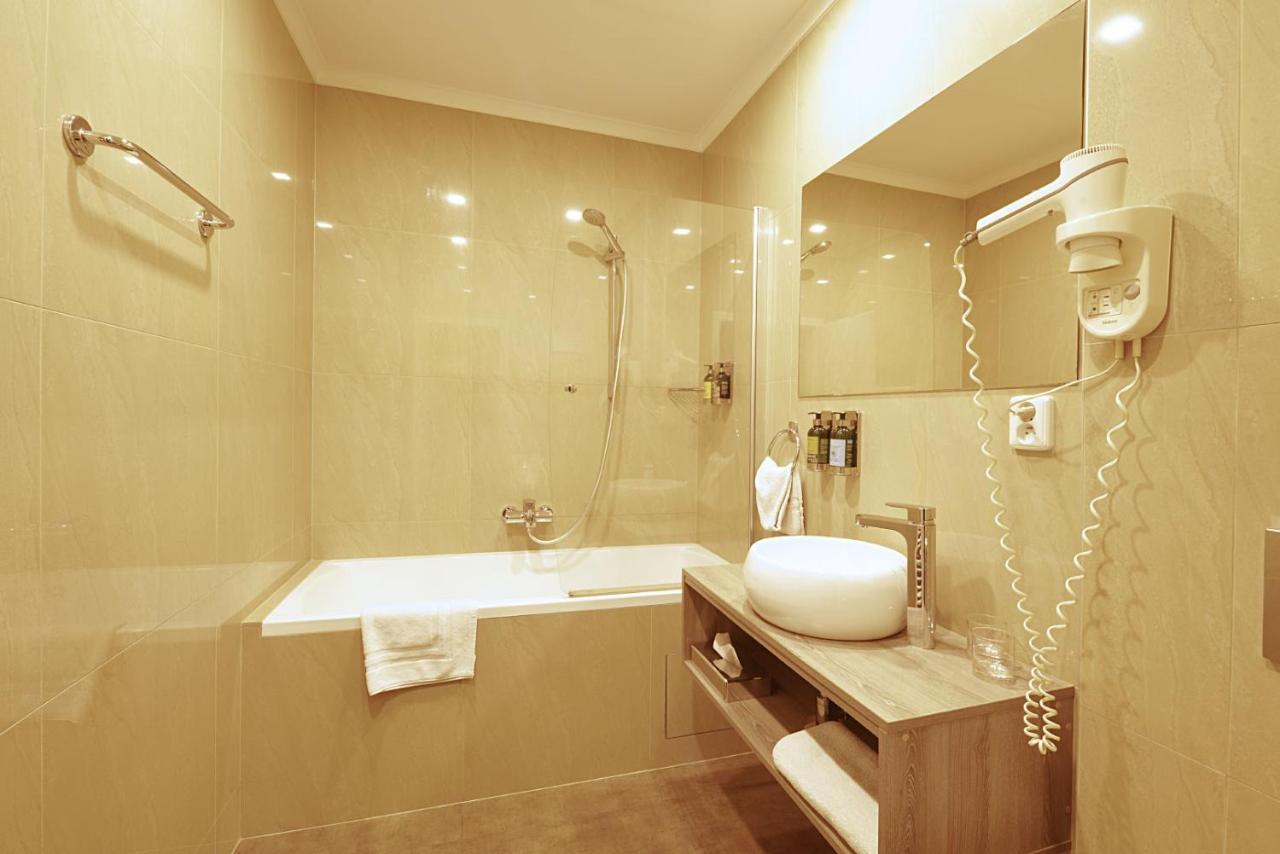 Alexander Hotel Stříbro Buitenkant foto